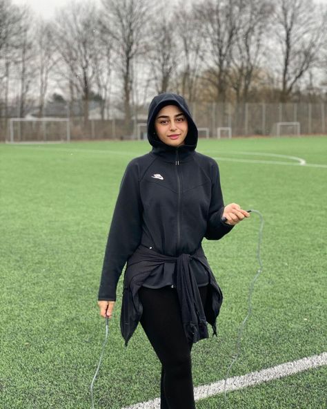 Outfit Golf Women Hijab, Hijabi Tennis Outfit, Hijab Sport Outfit Sporty Look, Hijabi Gym Outfits, Hijabi Workout Outfits, Hijab Workout Outfit, Hijabi Sports Outfit, Sporty Hijab Outfit, Hijab Sport Outfit