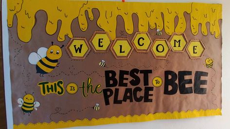 Spelling Bee Decorations School, Bee Theme Bulletin Board, Spelling Bee Decorations, Bee Bulletin Boards, Bee Classroom Decor, Bees For Kids, High School Bulletin Boards, Birthday Board Classroom, Bee Themed Classroom