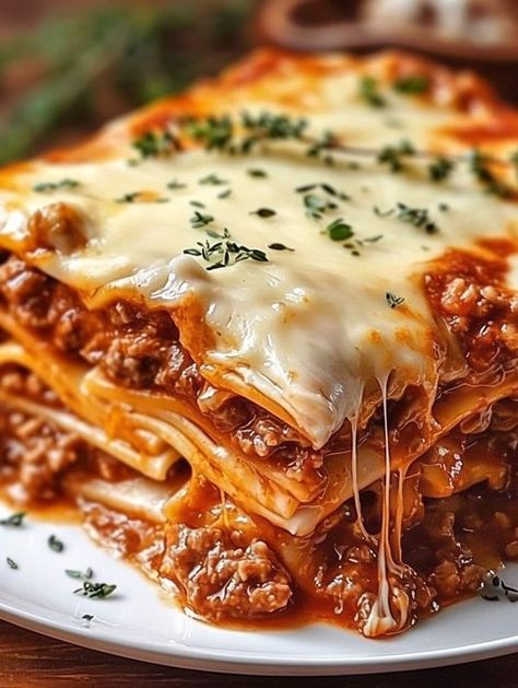 Ina Garten Cooking | 🍲 CROCKPOT LASAGNA 🍲 | Facebook Ground Beef Lasagna, Lasagna Side Dishes, French Onion Meatloaf, Beef Lasagna Recipe, Classic Lasagna Recipe, Mushroom Ravioli, Lasagna Recipes, Beef Lasagna, Crockpot Lasagna