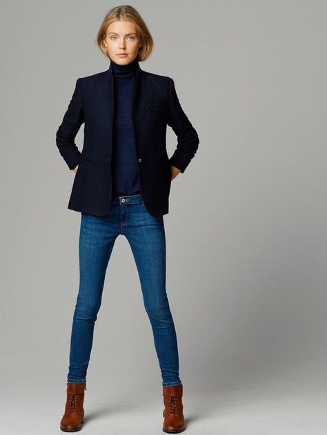 a navy turtleneck, a black blazer, blue jeans and brown boots Outfit Elegantes, Looks Jeans, Boating Outfit, Moda Jeans, Boho Dresses, Mode Casual, Looks Street Style, Dark Blue Jeans, Meryl Streep