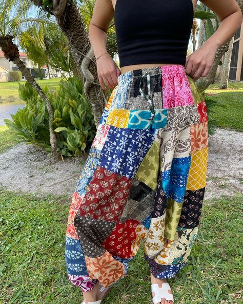 Beautiful lush hippie pants created with patchwork texture fabrics arranged geometrically in various hues are so much fun. The Harem pants enhanced with handmade designs, patch work and cuffed ankles, are a must have for beach festivals. #bohofashion #hippiepants #harempants #patchworkpants https://www.mogulinterior.com/collections/boho-pants Aladin Pants Outfits, Aladin Pants, Boho Hippie Pants, Kaftans Dresses, Genie Pants, Patchwork Pants, Cotton Harem Pants, Yoga Beach, Bohemian Pants