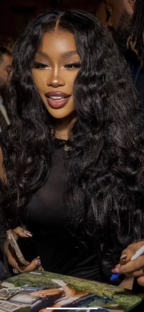 Sza Hair Straight, Olivia Appleberry, Diorcore Aesthetic, Black Uk Girl Makeup Look, Arnell Armon Tattoos, Smeared Lipstick Aesthetic, Pretty Wigs Black Women, Black Women Femininity, Brown Classy Outfit