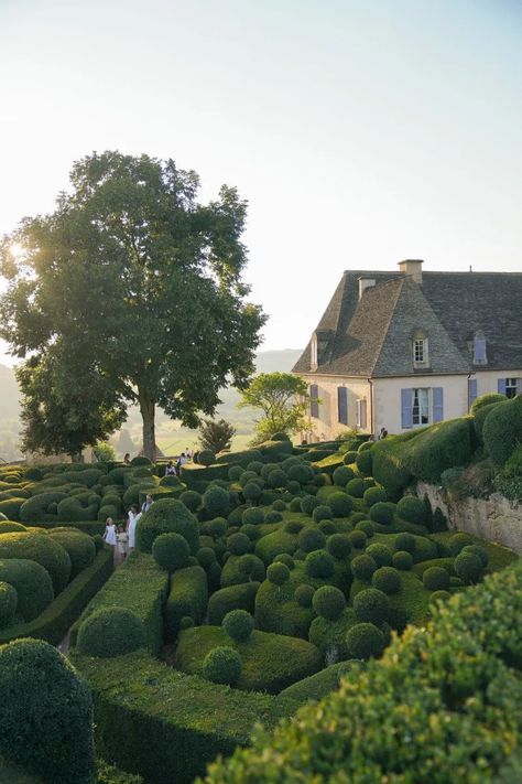 Ultimate Guide to Visiting Sarlat-la-Canéda, France - Bon Traveler Bordeaux France Travel, Dordogne River, France Trip, Bordeaux France, Europe Summer, Travel Places, Medieval Town, Lake Como, French Riviera