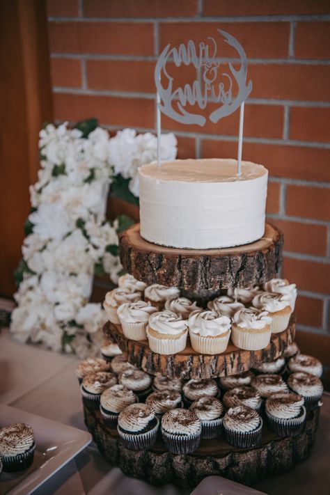 Rustic Wedding Cake And Cupcakes, Rustic Wedding Cupcakes, Fall Wedding Cupcakes, Wedding Cupcake Tower, Wedding Cupcakes Rustic, Rustic Cupcakes, Cake Rustic, Cupcake Tower Wedding, Rustic Dessert