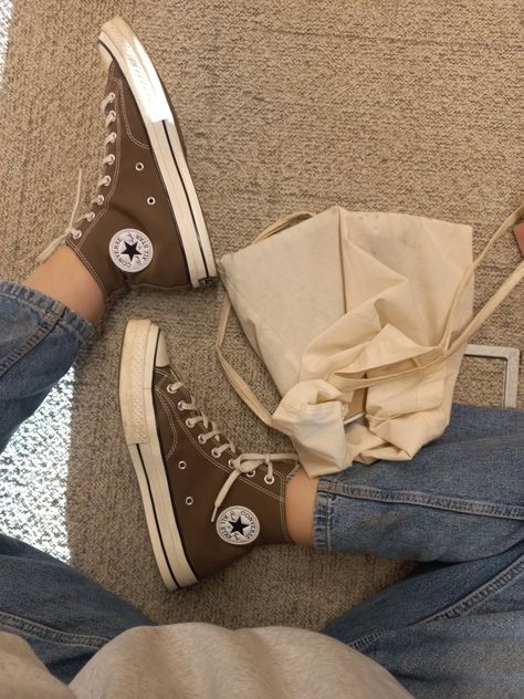 Converse Cafe, Converse Chuck Taylor 70s Outfit, Chuck Taylor 70s Outfit, Brown Boots Aesthetic, Brown Converse Outfit, Chucks Outfit, Converse Chuck Taylor 70s, Chuck Taylor 70s, Aesthetic Converse