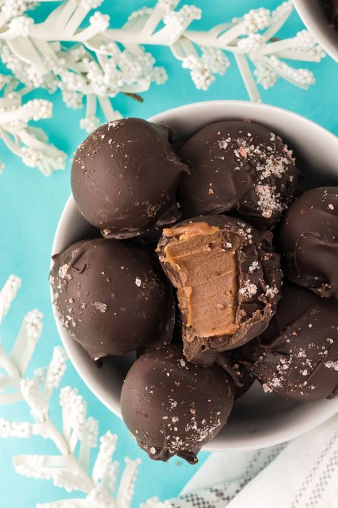 Salted Caramel Chocolate Truffles, Sea Salt Caramel Truffles, Chocolate Caramel Truffles, Fall Truffle Recipes, Truffle Packaging Ideas, Caramel Truffles Recipe, Christmas Truffle Recipes, Thanksgiving Truffles, Fall Truffles