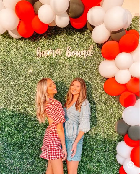 Alabama tailgate best! Tailgate Grad Party http://liketk.it/2Ttyl #liketkit @liketoknow.it #gameday #rolltidealabama Grad Party Centerpieces, High School Graduation Party Ideas, College Graduation Party Decorations, Grad Party Theme, College Grad Party, Photowall Ideas, Backyard Graduation Party, Outdoor Graduation Parties, Outdoor Graduation