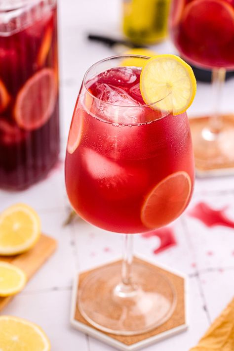 Tinto de Verano (Spanish Summer Drink) - Recipes From Europe Spanish Cocktail, Spanish Drinks, Spanish Cocktails, Red Wine Drinks, Paella Party, Summer Wine Drinks, Spanish Summer, Mommy Juice, Eating Well Recipes