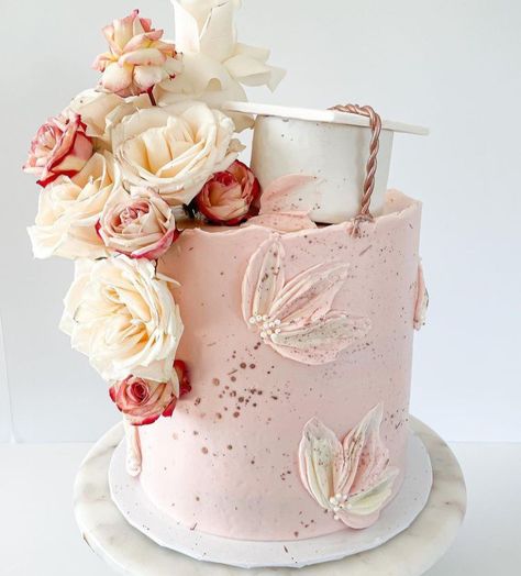 Graduation Backyard Party, Pink Grad Cake, Backyard Graduation Party Ideas, Graduation Picnic, Art Party Cakes, Boho Graduation, Graduation Cake Designs, Graduation Party Desserts, Backyard Graduation Party