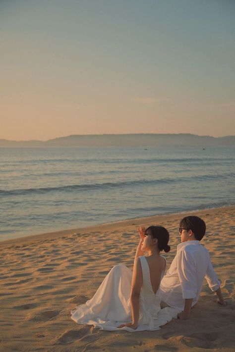 Prewedding Photography Beach, Beach Wedding Pics, Pre Wedding Photoshoot Theme, Pre Wedding Photoshoot Beach, Couples Beach Photography, Pre Wedding Photoshoot Props, Korean Wedding Photography, Pre Wedding Photoshoot Outfit, Wedding Photoshoot Props