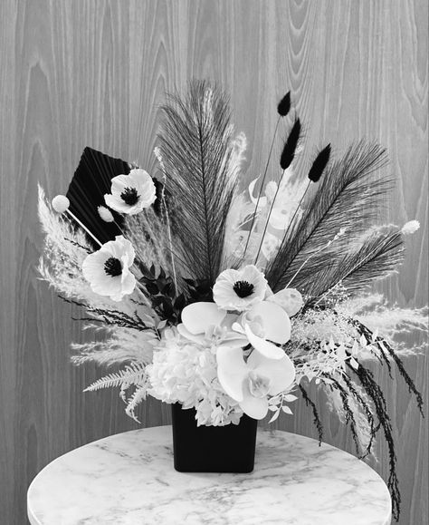 Black White Silver Flower Arrangements, Monochrome Party, Black And White Centerpieces, White Floral Decor, Artificial Flower Centerpieces, White Centerpieces, Photo Backdrop Wedding, Diy Wedding Backdrop, Wedding Backdrop Design