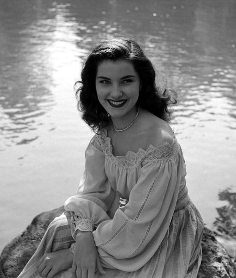 Titanic Scrapbook, Debra Paget, Feminine Icons, Vintage Actresses, Aesthetic Cottage, Old Hollywood Actresses, Female Role Models, Vintage Pics, Feminine Fashion