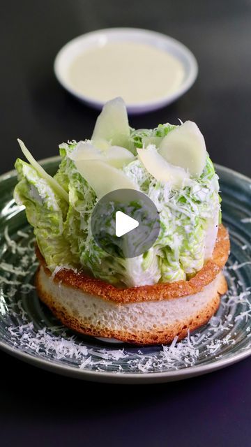 Caesar Salad Presentation Ideas, Cesar Salad Plating, Fancy Caesar Salad Presentation, Caesar Salad Aesthetic, Cezar Salad, Cesar Salad Recipe, Salad Cesar, Fancy Salad, Salad Presentation