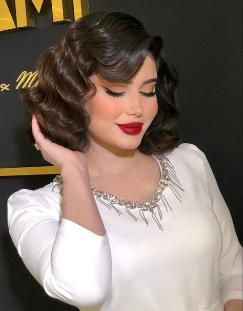 Roaring 20s Hairstyles For Long Hair 1920s Pin Curls, Shoulder Length Vintage Hairstyles, Short Hair Hollywood Waves, Hollywood Waves With Bangs, Old Hollywood Glam Hair Short, Retro Short Hairstyles, Retro Hairstyles Short, Hollywood Waves Short Hair, Retro Short Hair