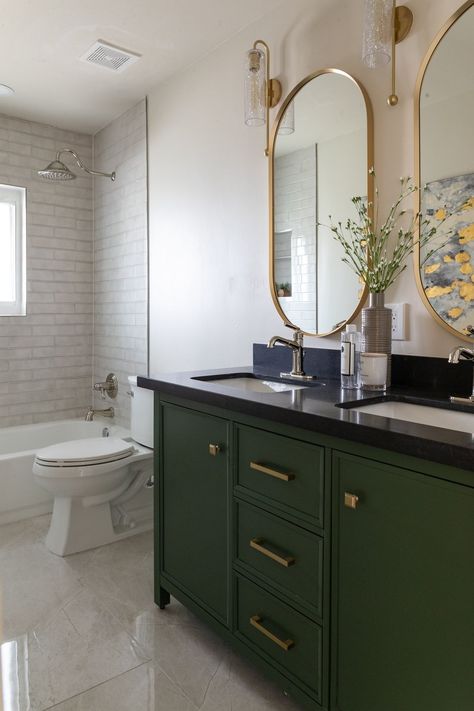 Dark green bathroom cabinets Green Bathroom Walls, Bathroom Ideas Dark Green, Dark Green Bathroom Decor, Green Bathroom Cabinets, Green Cabinets Bathroom, Green Bathroom Inspiration, Bathroom Dark Green, Dark Green Bathroom Ideas, Green Bathrooms Inspiration