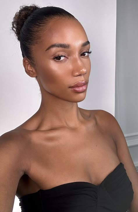 Dark Skin Minimal Makeup, Soft Glow Makeup Black Women, Subtle Glowy Makeup, Light Makeup Brown Skin, Soft Glam Bridal Makeup Black Women, Light Makeup Black Women, Dewy Makeup Black Women, Everyday Makeup Black Women, Best Dewy Foundation