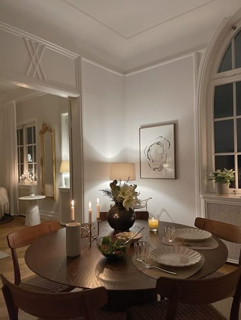 Dining Room Apartment Aesthetic, Classic Home Interiors Living Rooms, Dining Room Aesthetic Apartment, Dinningroom Style, Appartment Interiors Aesthetic, Cozy Dining Room Aesthetic, Apartment Inspiration Aesthetic, Dining Table Aesthetic, Aesthetic Dining Room