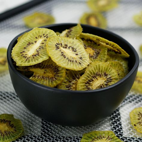 Dehydrated Kiwi, Kiwi Recipe, Dehydrator Recipes Fruit, Kiwi Slice, Zucchini Tart, Excalibur Dehydrator, Dried Kiwi, Kiwi Recipes, Dried Fruit Snacks