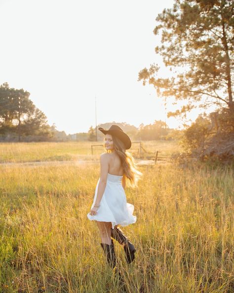 Golden hour moment🌞🧺🌾🤎 #houston #houstonphotographer #tomball #woodlands #texas #texasphotographer #texasphotography #houstontx #houstonphotographystudio #houstonphoto #seniorsunday #senior #seniorpictures #seniorportraits #seniorszn #seniorphotos #photography #photographer #goldenhour #goldenhourphotography #cowgirlphotoshoot Country Girl Photoshoots, White Dress With Boots, Barn Senior Pictures, Cowgirl Senior Pictures, Vibe Photoshoot, Photoshoot Country, Photos In A Field, Country Photoshoot, Cowgirl Photoshoot