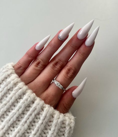 White stiletto nails glitter milky white 2023 fall autumn aesthetic clean girl Milky White Nails Pointy, White Stilletos Nails, Winter Stiletto Nails Designs, Stiletto White Nails, White Nails Acrylic Almond, Milky White Stiletto Nails, Milky White Nails With Rhinestones, Stiletto Fall Nails, White Nails 2023