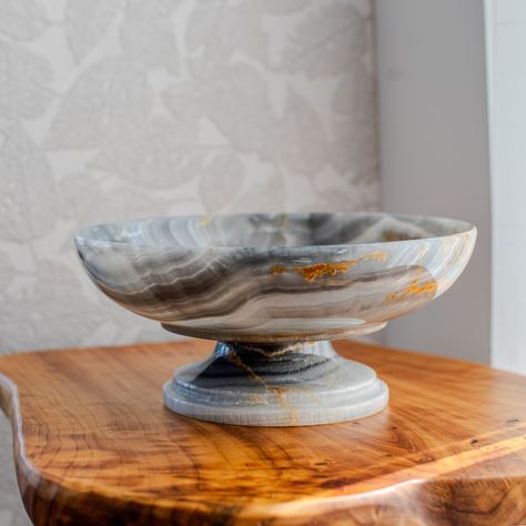 Diameter: 25 CM  Height: 11 CM Introducing the exquisite Natural Orange Onyx Serving Bowl, a fusion of elegance and durability, meticulously handcrafted from the finest onyx and marble stone. This captivating serving bowl seamlessly combines the timeless beauty of natural stone with contemporary design, making it a must-have for anyone seeking to elevate their dining experience. Crafted with precision, this onyx and marble serving bowl showcases the trending keywords of "luxury," "organic," and Marble Fruit Bowl, Peru House, Food Esthetics, Marble Bowl, Stone Table, Stone Bowl, Kitchen Things, Onyx Marble, House Bedroom