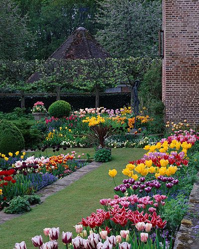 Tulips In Landscape, Colourful Gardens, Bulbs Garden Design, Garden Design Layout Landscaping, Creative Garden Decor, Tulip Field, Manor Garden, Beautiful Home Gardens, Tulip Garden