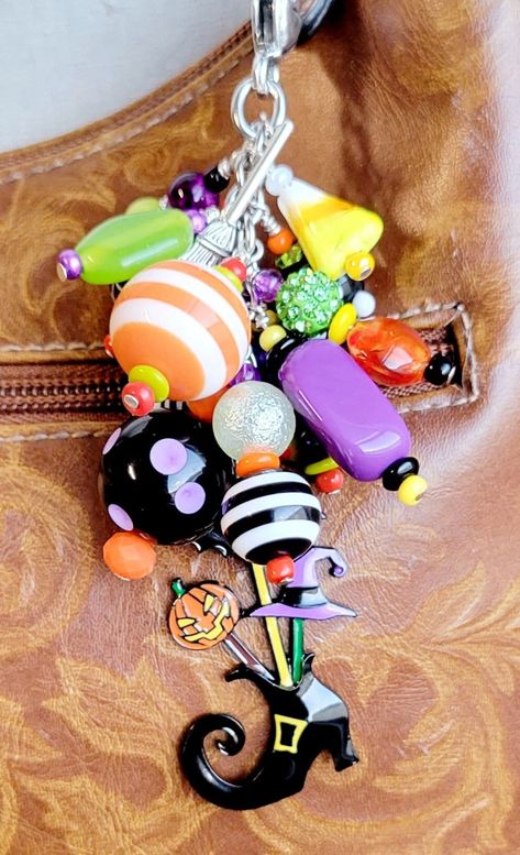 Diy Purse Charms Ideas, Beaded Purse Charms, Bags Charms, Halloween Backpack, Journal Charms, Halloween Purse, Halloween Jewelry Diy, Purse Charms Diy, Halloween Boots