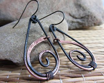 Wire Techniques, Copper Earrings Handmade, Hammered Copper Earrings, Diy Jewelry To Sell, Hammered Jewelry, Metal Jewellery, Copper Jewelry Handmade, Bijoux Fil Aluminium, Jewelry Wardrobe