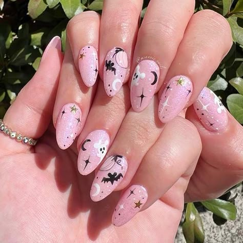 Cute And Creepy Halloween Nail Designs 2023 ★ Halloween Disney Nails, Nails Ideas Pink, Disney Halloween Nails, Creepy Costume, Pink Halloween Nails, Halloween Nail Colors, Halloween Nail Art Tutorial, Black Halloween Nails, Horror Nails