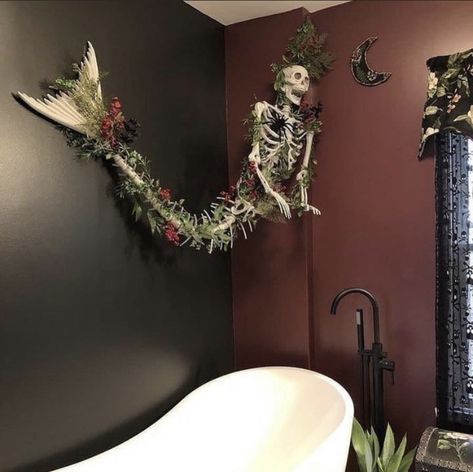 Grunge Bathroom, Gothic Bathroom Ideas, Goth Bathroom, Gothic Bathroom, Gothic Decor Bedroom, Spooky Home, Decorations Bedroom, Mermaid Bathroom, Horror Decor