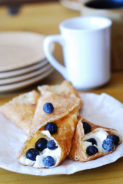 Crepes with ricotta cheese and blueberries Fruit Pastry, Dessert Crepes, Stuffed Crepes, Blueberry Filling, Meat Meals, Budget Recipes, Cooking Easy, Fast Recipes, What's For Breakfast