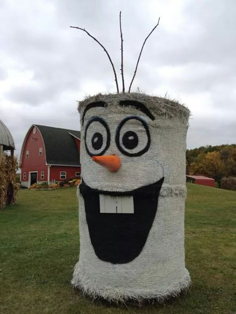 Hay Bale Snowman, Round Hay Bale Decorating Ideas Fall, Christmas Hay Bale Decor, Christmas Hay Bales, Round Hay Bale Decorating Ideas, Swimming Pond Ideas, Christmas Hay Bale, Hay Bale Christmas, Hay Bale Halloween