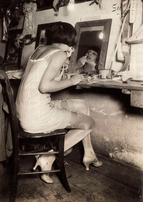 25 Glamorous Makeup Photos of Young Beauties in the 1920s ~ Vintage Everyday Style Année 20, Vintage Foto's, Louise Brooks, Glamorous Makeup, Flapper Style, Photo Makeup, Roaring Twenties, Victoria Secrets, 1920s Fashion