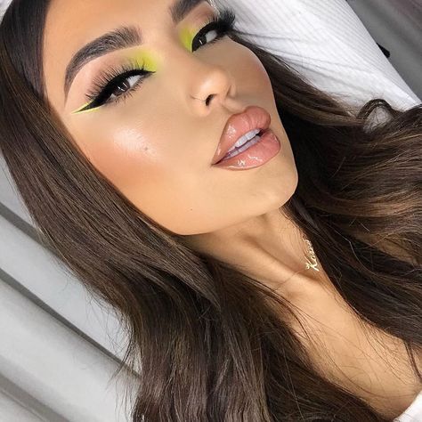 FENTY BEAUTY BY RIHANNA on Instagram: “If looks could kill, then this liner did just that 🔪! #FLYLINER | #BAECAE in “Banana Blaze” | #SUNSTALKRBRONZER in #PRIVATEISLAND |…” Makeup Verde, Neon Green Dresses, Best Makeup Artist, Cool Makeup Looks, Green Makeup, Eye Makeup Art, Make Up Looks, Natural Eyes, Makeup Geek