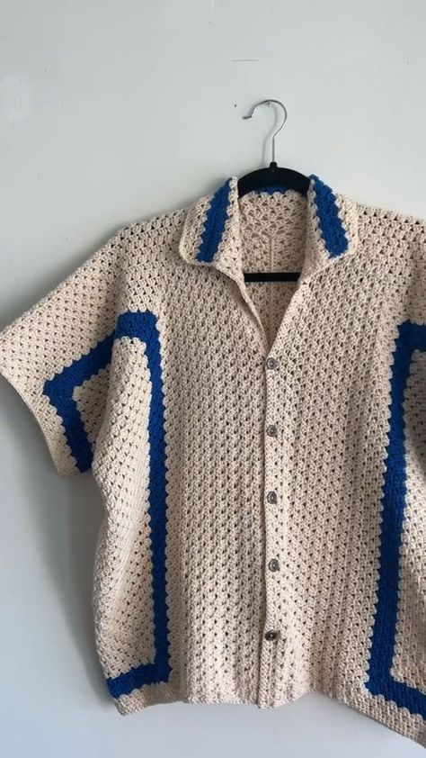 Crocheting A Men’s Collared Shirt For Coachella Using Hobbii Yarn | Crochet Fashion Men Follow the link now! Don't miss out on this amazing SALE! Crochet Shirt Free Pattern, Crochet Shirt Pattern, Diy Crochet Cardigan, Crochet Cardigan Tutorial, Crochet Sweater Design, Crochet Men, Gilet Crochet, Costume Noir, Crochet T Shirts