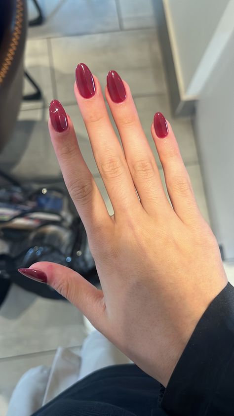 Red Professional Nails, Parisian Red Nails, Faded Red Nails, Nail Inspiration One Colour, Olive Skin Tone Nails, Cool Toned Red Nails, Cool Tone Red Nails, Dark Pink Nail Ideas, Pale Red Nails