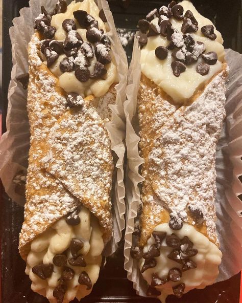 Cannoli Aesthetic, Dessert Cannoli, Papas Games, Tomorrow Is Friday, Philly Food, Easy Snack Recipes, Food Lifestyle, Cannoli, Food Obsession