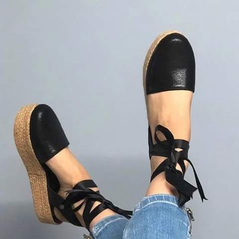 Alpargatas con plataforma negras Closet Layout, Ear Rings, Flat Espadrilles, Timeless Classic, Timeless Pieces, Hair Inspiration, Casual Looks, Fashion Shoes, Espadrilles