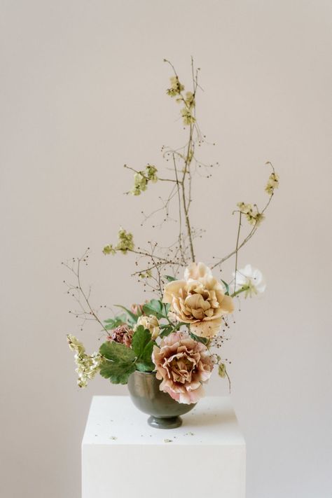 Minimalistic Floral Arrangement, Floral Designs Arrangements, Scattered Flowers, Floral Vases, Floristry Design, Wedding Branches, Drought Tolerant Garden, Small Vases, Ikebana Flower Arrangement