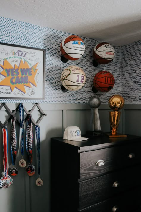 Boys Basketball Bedroom, Big Boy Rooms, Boys Shared Room, Sports Room Boys, Boy Sports Bedroom, Basketball Bedroom, Sports Bedroom, Teenager Bedroom Boy, Teenage Boy Room