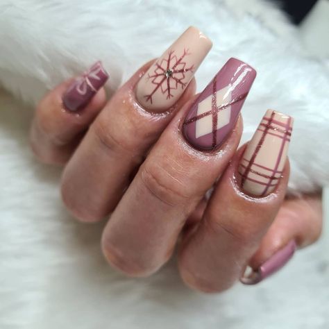 KAREN M BROWN on Instagram: “NUDE christmasy set 🤩 . . . #christmas #nails #pringlenails #tartan #tartannails #nudenails” Pink Tartan Nails, Christmas Nails Tartan, Christmas Tartan Nails, Brown Plaid Nails, Scottish Nails, Tartan Nails, Xmas Nail, Plaid Nails, Nails 2020