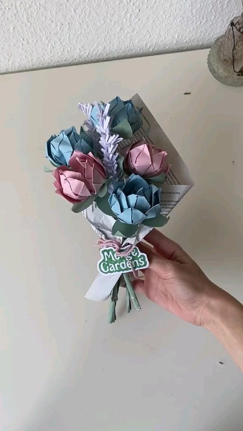 Paper Bouquet Diy, Diy Birthday Gifts For Friends, Instruções Origami, Easy Paper Crafts Diy, Pinterest Diy Crafts, Paper Bouquet, Handmade Paper Crafts, Paper Flowers Craft, Diy Paper Crafts Decoration