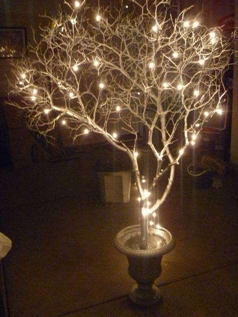 Lighted Branch Centerpiece Manzanita Centerpiece, Winter Wedding Table, Manzanita Tree, Christmas Crafts To Sell, Christmas Crafts For Toddlers, Tafel Decor, Preschool Christmas Crafts, Diy Tree, Altar Decorations