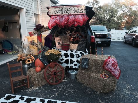 Trunk and treat western theme decoration Trunk And Treat, Trunker Treat Ideas, Photo Area, Horses Theme, Harvest Party, Cowboy Theme, Treat Ideas, Western Theme, Trunk Or Treat