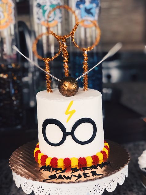 Quidditch Pitch Cake, Quidditch Birthday Cake, Snitch Birthday Cake, Harry Potter Cake Quidditch, Harry Potter Quidditch Cake, Harry Potter First Birthday Cake, Diy Harry Potter Cake, Harry Potter Snitch Cake, Harry Potter Smash Cake