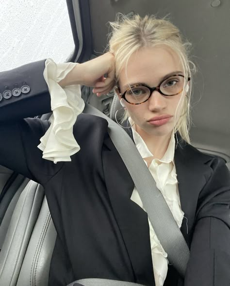 Miu Miu Glasses, Glasses Inspiration, Parisienne Chic, Mode Zara, Insta Ideas, Face Card, Geek Chic, Mode Inspo, 가을 패션