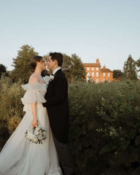 Dearest Reader, Has the Ton got you dreaming of a Bridgerton Wedding? Imagine sweeping around your Georgian house and sipping champagne as you take a romantic promenade at sunset 🥂🎩 Will you be choosing 2025 as your diamond season? 💎 Photography @eloiseandmitch Flowers @edwinaloweflorals Season Photography, Sipping Champagne, Bridgerton Wedding, Seasons Photography, Georgian House, Georgian Homes, Couple Shoot, A Romantic, Engagement Shoots