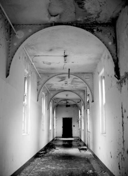 Pilgrim State Hospital, Hospital Hallway, Beautiful Ruins, Mental Hospital, Early Intervention, History Photos, Photo Essay, Male And Female, Medical Center