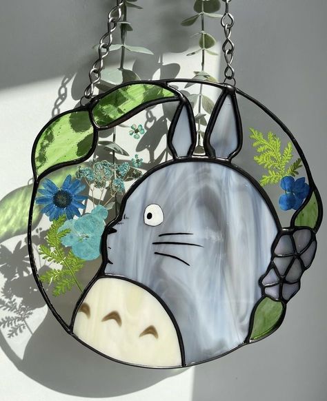 Totoro Ghibli, Disney Stained Glass, Stain Glass Window Art, Glass Window Art, Glas Art, Stained Glass Diy, Stained Glass Crafts, Art Stained, Stained Glass Designs