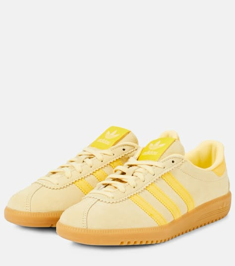 Cute Addidas Shoes Outfits, Colorful Shoes Aesthetic, Back 70 Sneakers, Yellow Sneakers Outfit, Colorful Sneakers Outfit, Colorful Sneakers Women, Yellow Shoes Outfit, Sneakers Fashion Women's, Colourful Shoes